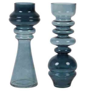 blauwe vazen van glas, in 2 contrasterende vormen