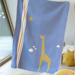 blauwe kinderdeken met giraffe en streep in regenboogkleuren