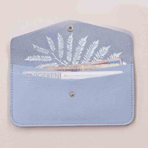 telefoonhoedje van leer met silkprint in lavendelblauw