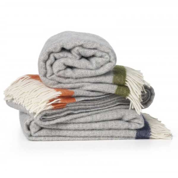 grijze plaids van wol, met gekleurde border en ecru franjes